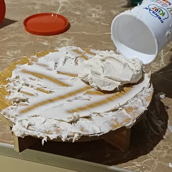 Beyaz Oyun Hamuru Ellerden Ve Zeminden Çıkarma Zorluğu