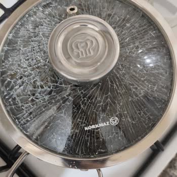 Korkmaz Mutfak Eşyaları Tencerenin Kapağındaki Camın Kendiliğinden Patlamış Olduğunu Gördük