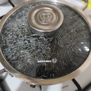 Korkmaz Mutfak Eşyaları Tencerenin Kapağındaki Camın Kendiliğinden Patlamış Olduğunu Gördük
