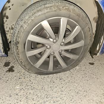 İçerenköy Pınar Sokak’taki Çukur Nedeniyle 6.000 TL’lik Lastik Hasarı Ve Güvenlik Tehlikesi