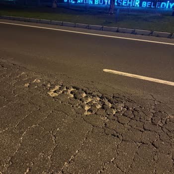 Aydın-Muğla Yolundaki Çukur Nedeniyle Patlayan Lastik Ve 7.500 TL Masraf