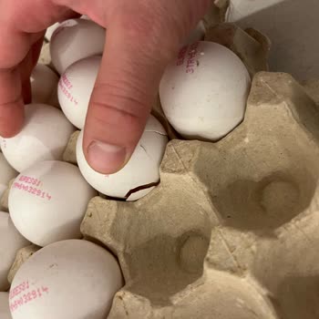 Avcılar BİM Şubesinde 30'lu Yumurta Paketi İçinde Kırık Yumurta