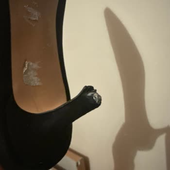 Nubuk Deri Topuklu Ayakkabının Çabuk Aşınması Ve Mağaza Personelinin Saygısız Tutumu