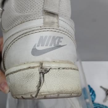 Court Uzun Beyaz Ayakkabının Tabanı İki Ayda Patladı