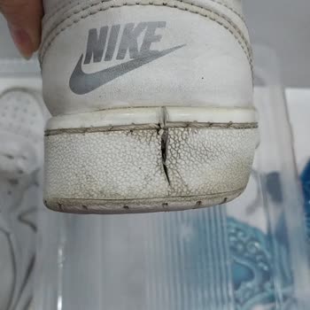 Court Uzun Beyaz Ayakkabının Tabanı İki Ayda Patladı