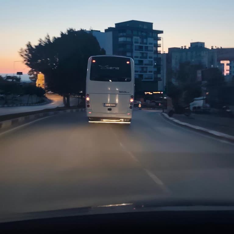 Otel Servis Şoförünün Makas Atarak Şerit Kırması Ve Güvenliğimizi Tehlikeye Atması