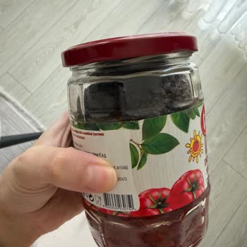 Kapalı Ve Son Kullanma Tarihi Geçmemiş Domates Salçasının Üstü Siyah Ve Kurumuş