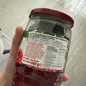 Kapalı Ve Son Kullanma Tarihi Geçmemiş Domates Salçasının Üstü Siyah Ve Kurumuş