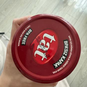 Kapalı Ve Son Kullanma Tarihi Geçmemiş Domates Salçasının Üstü Siyah Ve Kurumuş