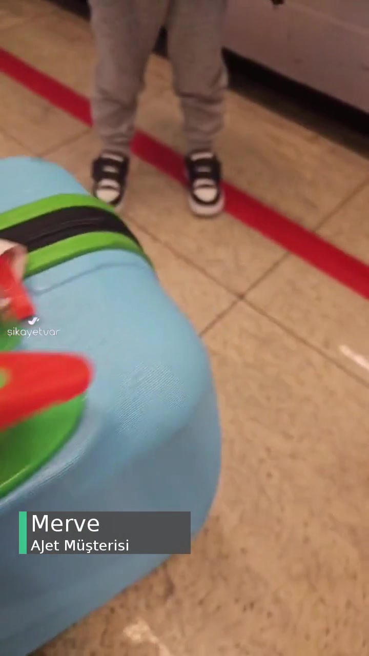 Ajet Kötü Valiz Taşıma videonun kapak resmi