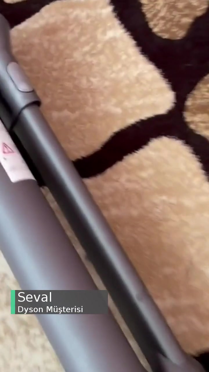 Dyson Süpürge Tozu Almıyor, Süpürdüğünü Geri Bırakıyor videonun kapak resmi