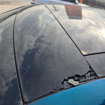 Peugeot E-308 Sunroof Camı Kendiliğinden Patladı, Servis Sorumluluk Reddetti