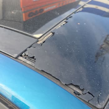 Peugeot E-308 Sunroof Camı Kendiliğinden Patladı, Servis Sorumluluk Reddetti