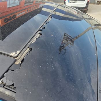 Peugeot E-308 Sunroof Camı Kendiliğinden Patladı, Servis Sorumluluk Reddetti