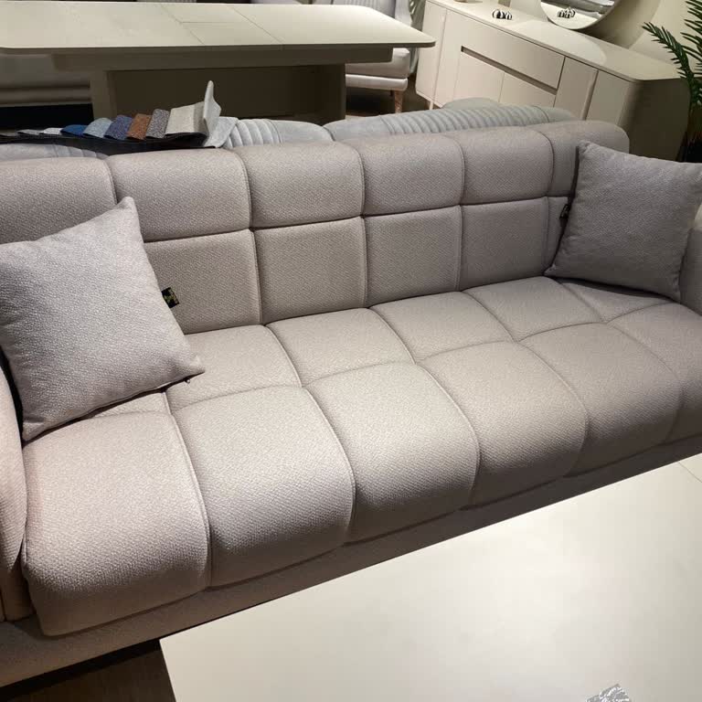 2k Koltuk Düşük Kaliteli Süngerli Koltuklar Ve Kaba Mağaza Yetkilileri