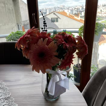 Görsellerdeki Canlı Çiçekler Yerine Soluk Ve Kirli Vazo Teslim Edildi