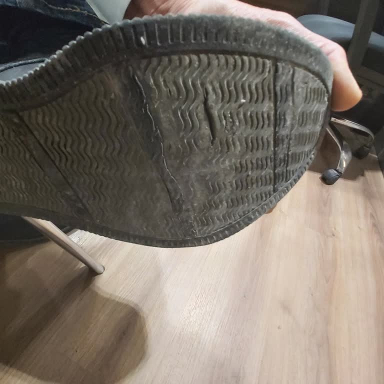 Kırılan Ayakkabı Tabanına Mağazadan Değişim Ve İade Talebi