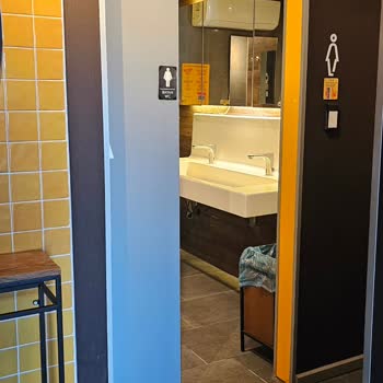 Kadın Tuvaletinde Klozet Örtüsü Yok Ve Kapı Kapanmıyor