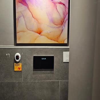 Kadın Tuvaletinde Klozet Örtüsü Yok Ve Kapı Kapanmıyor