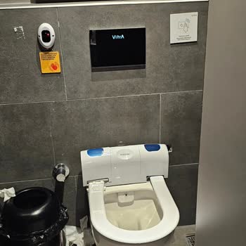 Kadın Tuvaletinde Klozet Örtüsü Yok Ve Kapı Kapanmıyor