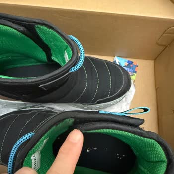 Skechers Çocuk Botundaki Sert Çıkıntılar Pantolonları Yırtıyor, Değişim Reddedildi