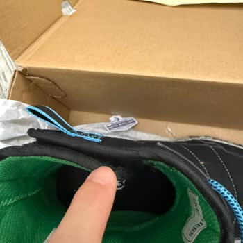 Skechers Çocuk Botundaki Sert Çıkıntılar Pantolonları Yırtıyor, Değişim Reddedildi