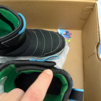 Skechers Çocuk Botundaki Sert Çıkıntılar Pantolonları Yırtıyor, Değişim Reddedildi