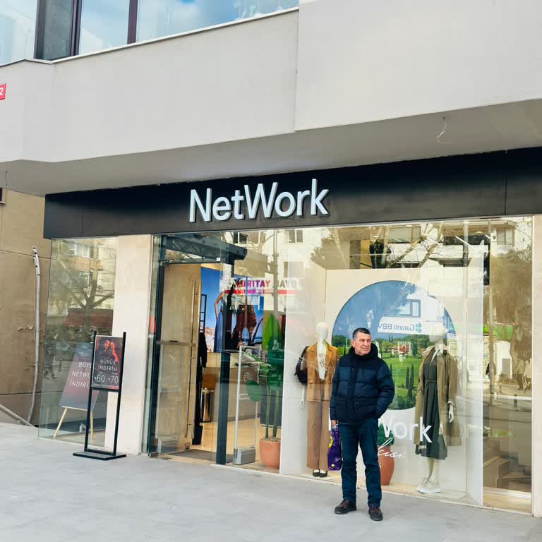 Sokak Kedileri Mağaza İçinde Dolaşıyor, Alerjisi Olan Müşteriye Müdür Hakaret Ediyor