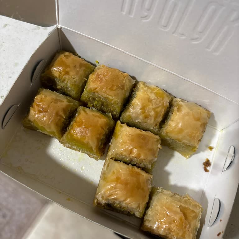 Sakarya Yaprak Sofrası'ndan Alınan Baklavanın Yarısı Bayattı!