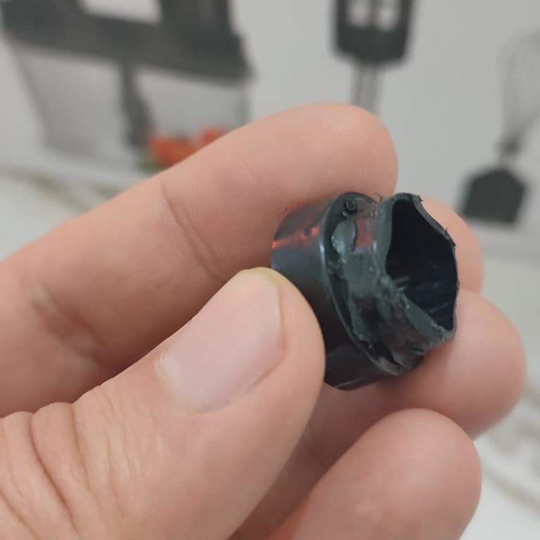 Kullanılmış Blenderde Bozuk Motor Kokusu Ve Yanık Koku