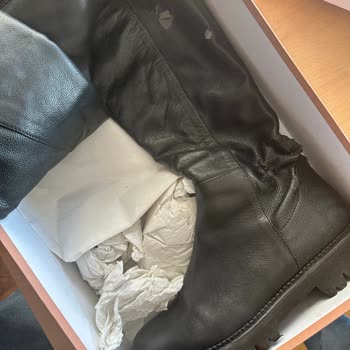 Kalite İddiasına Uymayan Çizmeler Ve Mağazanın Kaba Tutumu