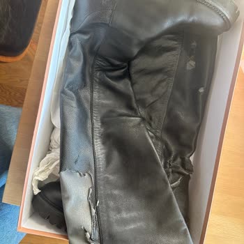 Kalite İddiasına Uymayan Çizmeler Ve Mağazanın Kaba Tutumu