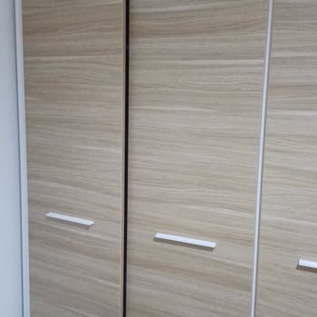 London Model Gardıropta Kapak Uyumsuzluğu Ve Parça Yamuklukları