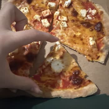 Orta Boy Pizza Küçük Ve Buz Gibi Soğuk Geldi