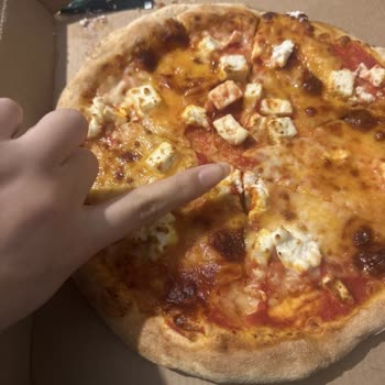 Orta Boy Pizza Küçük Ve Buz Gibi Soğuk Geldi