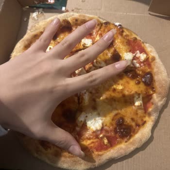 Orta Boy Pizza Küçük Ve Buz Gibi Soğuk Geldi