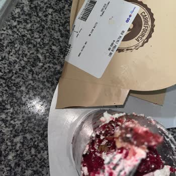 Küflü Çilekli Pastada Sağlık Riski Ve İade Talebi