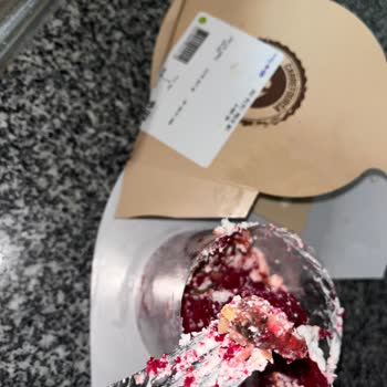 Küflü Çilekli Pastada Sağlık Riski Ve İade Talebi