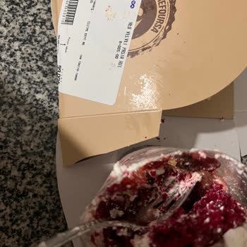 Küflü Çilekli Pastada Sağlık Riski Ve İade Talebi