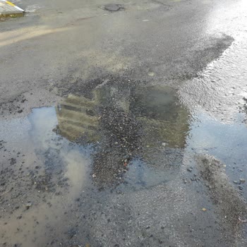 Arsin Anadolu Lisesi Önündeki Çukur Öğrencileri Tehlikeye Atıyor