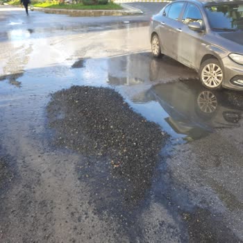 Arsin Anadolu Lisesi Önündeki Çukur Öğrencileri Tehlikeye Atıyor