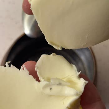 BİM Mağazasındaki Tereyağında Siyah Parçacıklar Ve Sağlık Endişesi