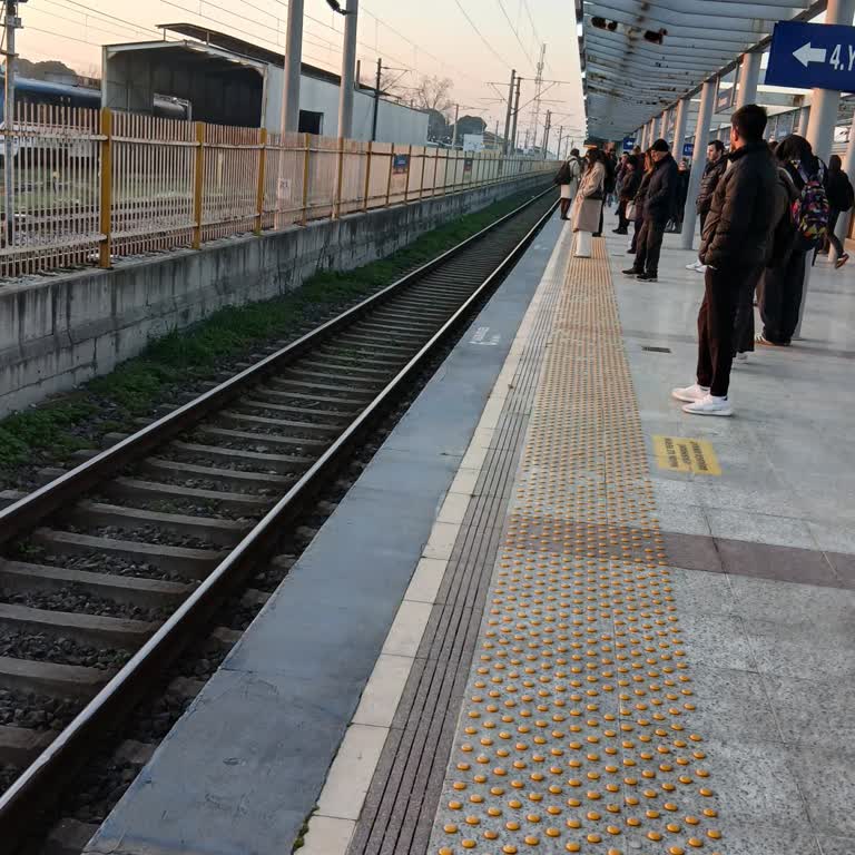 İzban Treni Gecikmesi Yolcuları Donukta Bıraktı Ve Randevularını Kaçırttı