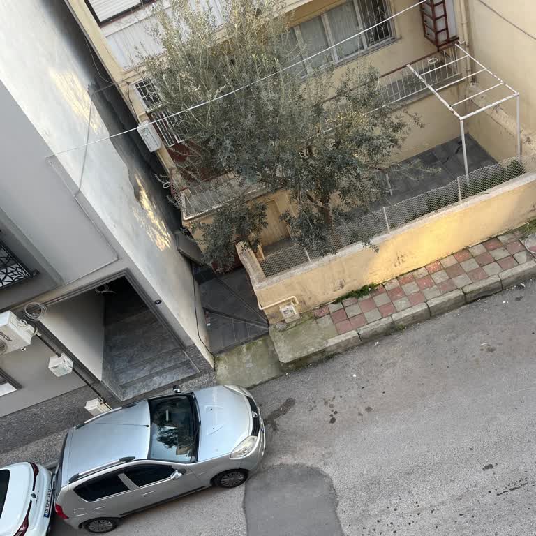 TurkNet Kablo Dağınıklığı Sokakları Tahrip Ediyor