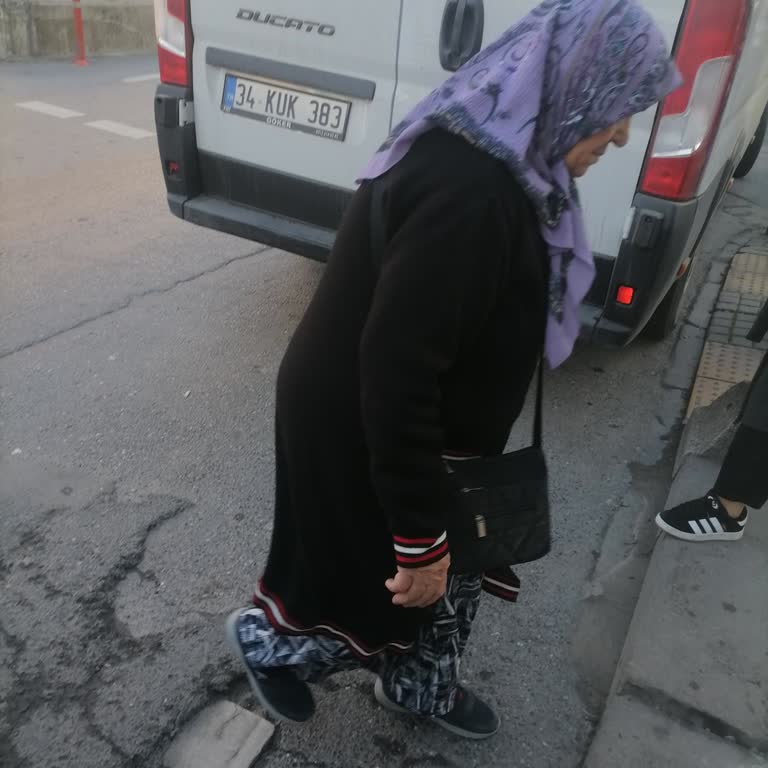 Sultangazide Esnaf Yaya Geçidini Araçla Kapatarak Güvenliği Tehlikeye Atıyor