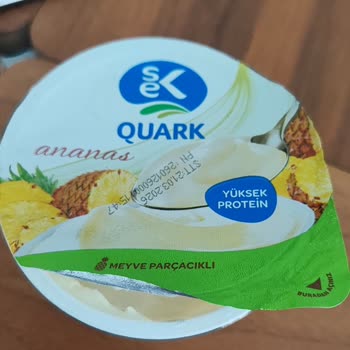 Ambalajı Ananaslı Gösteren Sek Quark Kutularında Farklı Ürün Çıktı