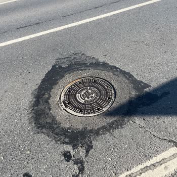 Yeniköy Tarabya Caddesi'nde Sürekli Gürültü Yapan Rögar Kapakları Onarıma Muhtaç