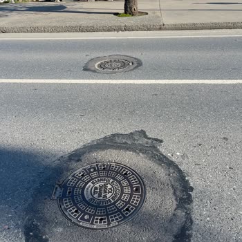 Yeniköy Tarabya Caddesi'nde Sürekli Gürültü Yapan Rögar Kapakları Onarıma Muhtaç