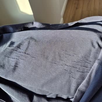 Üretim Hatası Olan T-Shirtlerde Aynı Çizgiler Ve Markanın Sorumluluk Reddi