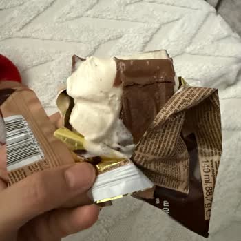 Yarım Kalan Magnum Sandviç Dondurması Ve Çikolata Sosu Eksikliği